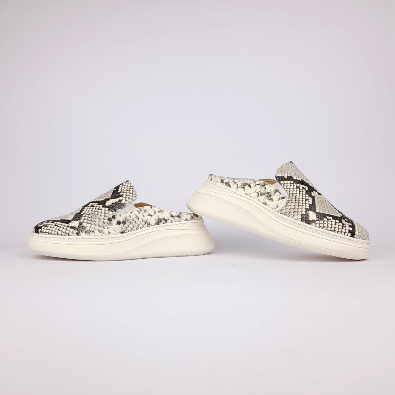 Volzak 02 Beige &amp; Black Leather Mule