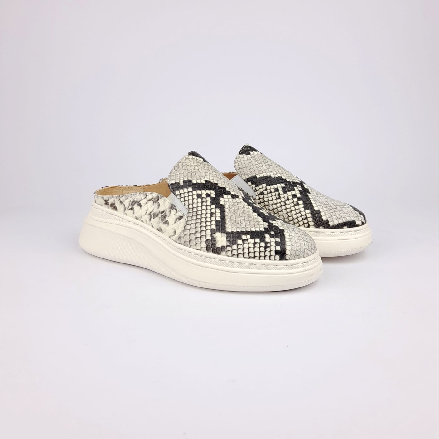 Volzak 02 Beige &amp; Black Leather Mule